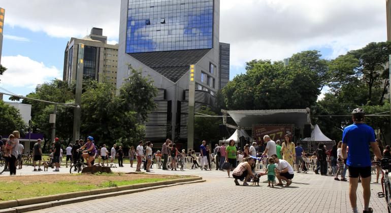Programa "A Savassi é da Gente" não ocorrerá dia 4 de junho - Foto: Amira Hissa Praça da Savassi com pessoas durante o evento a Savassi é da Gente