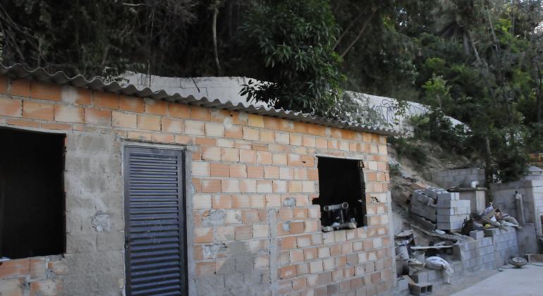 Casa sendo construída em área na Região da Vila Tupi. Ao fundo, vegetação.