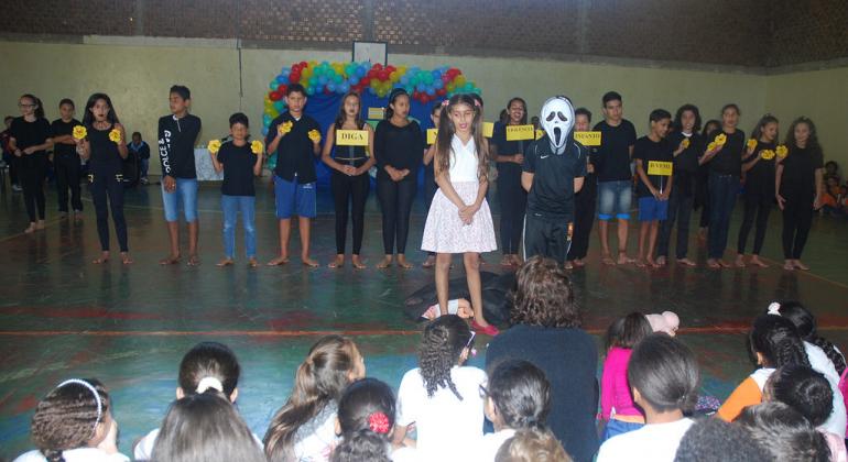 BH em Pauta: Lição de cidadania - Foto: Mara Damasceno/PBH Grupo de crianças da rede pública de ensino se apresenta para colegas, que assistem sentados.