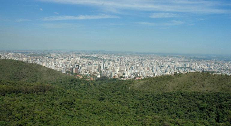 Mirante de BH. Grande área verde de Belo Horizonte, ao fundo o horizonte da cidade