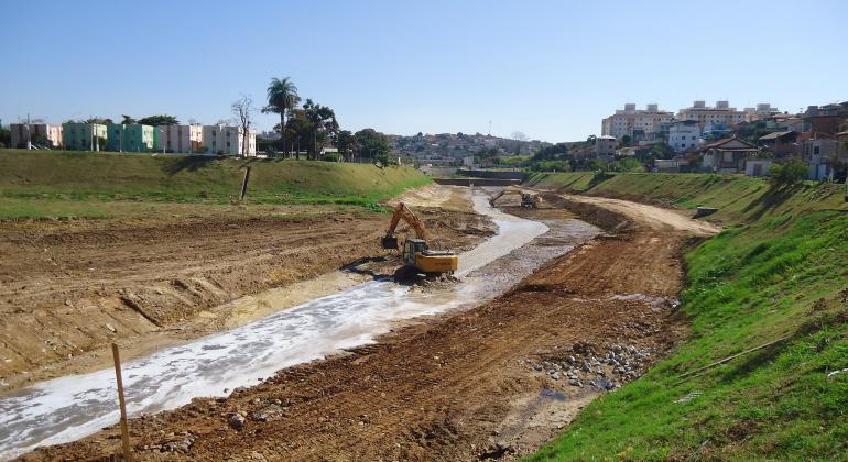 BH em Pauta: Esquadrão antienchente - Foto: Antônio Rodrigues/PBH Vista da obra que atende os bairros Olaria e Jatoba, no Barreiro. Máquina estão no centro da foto operando.