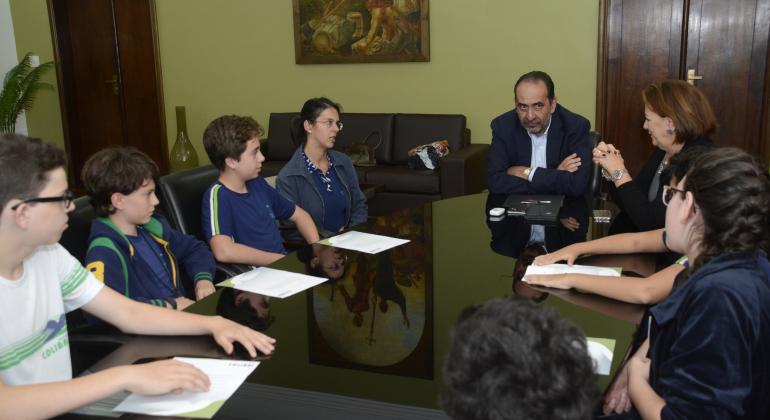 Alunos fazem visita a Prefeitura como conclusão de projeto - Foto: Amira Hissa/PBH Prefeito Alexandre Kalil sentado à mesa com estudantes