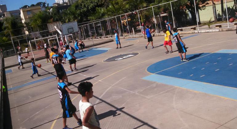 BH em Pauta: Basquete no Castelo - Foto: Divulgação/PBH Cerca de 30 jovens praticantes do basquete na quadra do Parque Municipal Vencesli Firmino