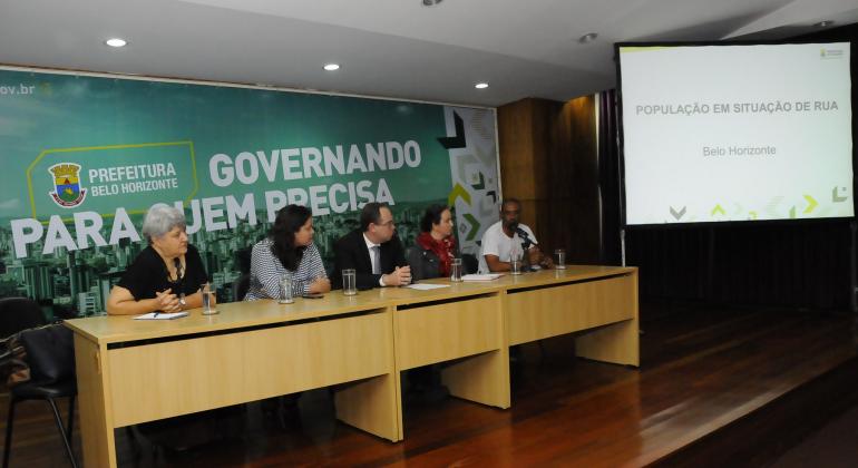 PBH retoma discussões sobre população em situação de rua - Foto: Rodrigo Clemente/PBH Mesa composta para a reabertura do Comitê
