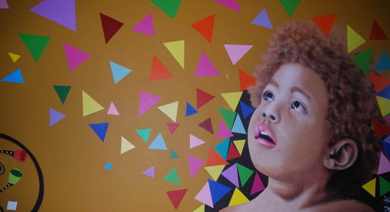 Pintura de uma criança negra na parede do Centro Cultural Nordeste