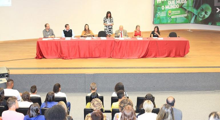 Educação e Saúde serão temas de sessão da Câmara Mirim - Foto: Divulgação/CMBH MEsa montada na Câmara Municipal de Belo Horizonte para posse da Câmara Mirim