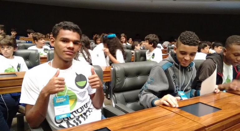 BH em Pauta: Câmara Mirim Henrique Venâncio, vereador mirim em 2016, posa para a foto em plenária.