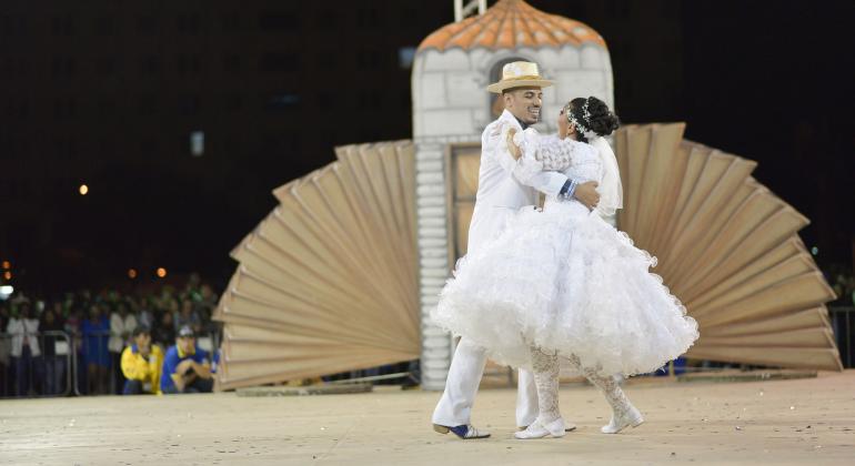 O casal Jadson e Juliana dançam, vestidos de noivos, na festa junina de Belo Horizonte