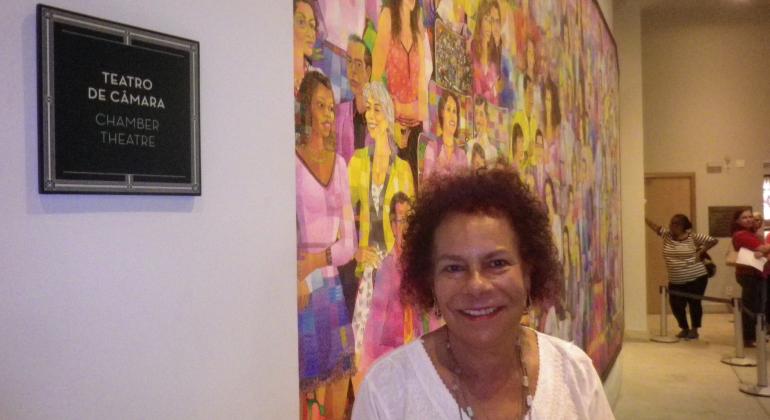 BH em Pauta: Tela de lembranças - Foto: Vilma Tomas/PBH Dona Arlete sorri para foto em frente a quadro de obra de arte