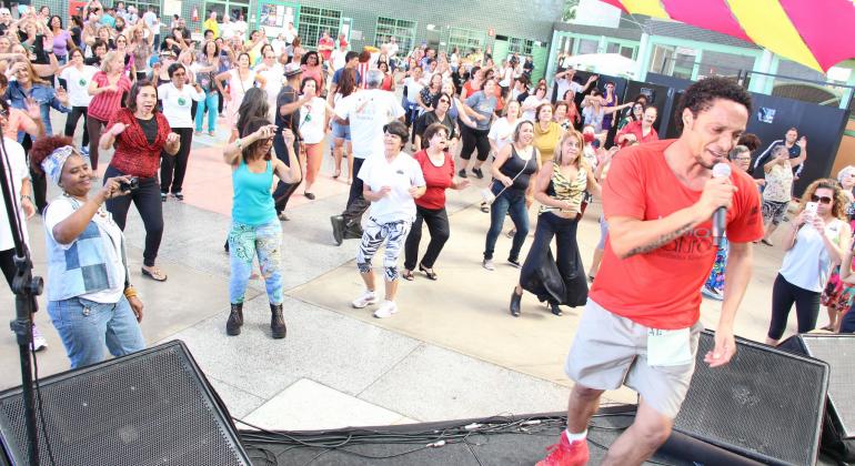 O professor de dança Renato Ventura e cerca de 50 alunos no Centro Cultural Padre Eustáquio