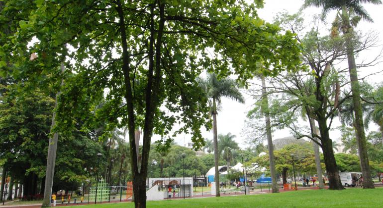 Praça Floriano Peixoto - Foto: Divulgação/PBH Na foto consta uma praça como muitas árvores e um playground