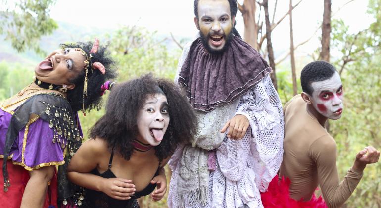 Teatro Marília recebe espetáculo de grupo formado por alunos da ELA - Foto: Divulgação Foto de divulgação com os artistas da peça caracterizados. Foto: Divulgação