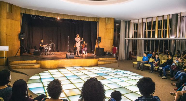 Apresentações musicais de ritmos diversos fazem parte da programação do Circuito Pampulha Noturno. Foto: Ricardo Laf Cantor e músico Bruno Cupertino acompanhado de dois instrumentistas faz show no Museu de Arte da Pampulha, parte das atrações do Circuito Pampulha Noturno.