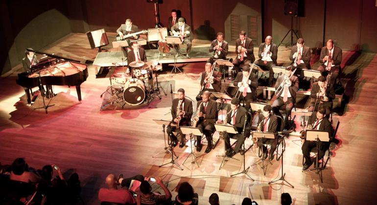 No palco, a banda se apresenta com diversos instrumentos. Foto: Edson Galdino