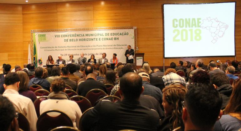 Cerca de 700 pessoas participam, até domingo, dia 2, das conferências Municipal e Nacional de Educação em BH. Foto: Smed/PBH Muitos profissionais de educação assistem a abertura de VIII Conferência Municipal de Educação e da etapa municipal da Conae 2018.