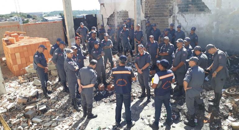 Bombeiros em treinamento em imóvel 