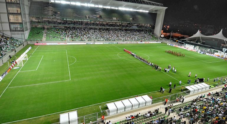 BHTrans implanta serviço especial de transporte coletivo dia 2 de julho de para o jogo Atlético X Cruzeiro, no Independência. Foto: Adão de Souza Times se reúnem para início de jogo no Estádio do Independência à noite