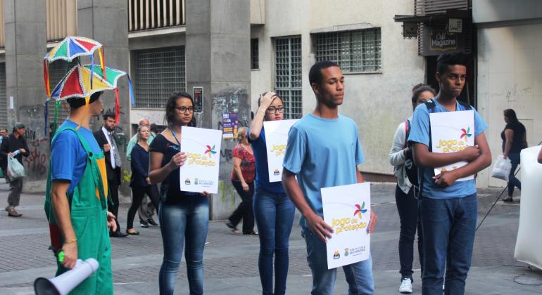 Adolescentes promovem mobilização na Praça 7 alusiva ao Dia de Combate ao Trabalho Infantil 