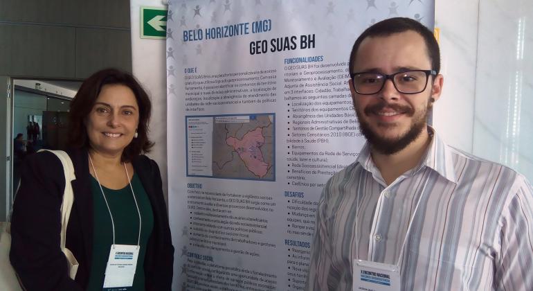 Ferramenta possibilita localização de equipamentos da rede socioassistencial. Duas pessoas na foto, ao fundo banner sobre ferramenta que possibilita localização de equipamentos da rede socioassistencial.