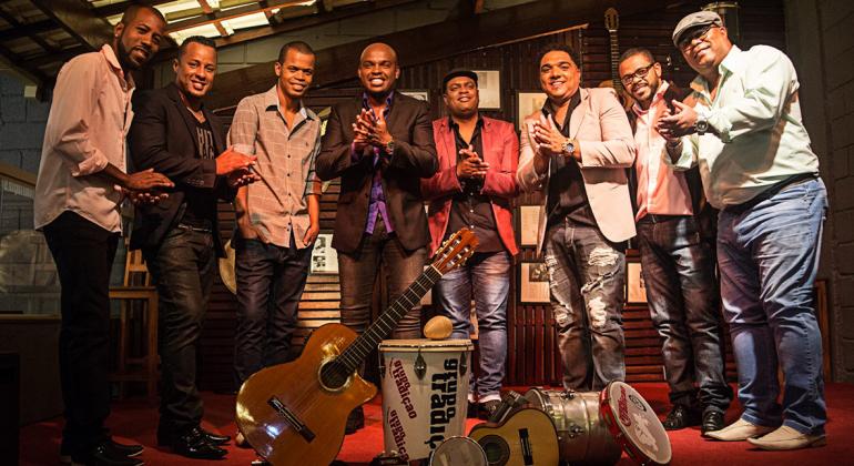 Grupo de samba Tradição lança primeiro CD no Francisco Nunes - Foto: Pablo Bernardo Oito músicos do Grupo Tradição posam para foto