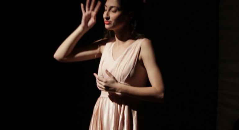 Mulher gesticula em peça “Memórias de Ana”, montagem inclusiva que está em cartaz no Teatro Raul Belém Machado neste final de semana. Foto: Divulgação