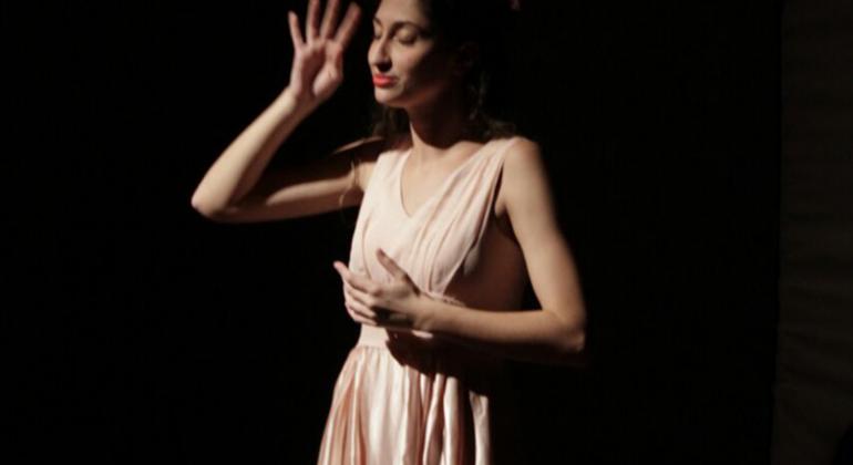 Teatro Raul Belém Machado apresenta peça inclusiva neste final de semana. Foto: Divulgação Mulher gesticula em peça “Memórias de Ana”, montagem inclusiva que está em cartaz no Teatro Raul Belém Machado neste final de semana. Foto: Divulgação