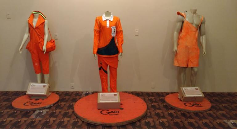 Três manequins em exposição do Gari Fashion