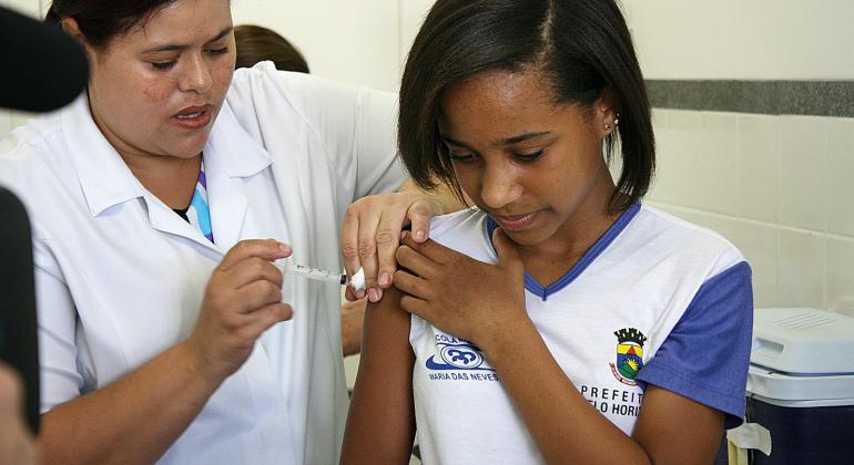 PBH inicia a intensificação da vacinação contra o HPV nas escolas de Rede Municipal de Ensino na segunda-feira, dia 3 de julho. Foto: Marina Poblet/PBH Técnica de saúde aplica vacina contra HPV em aluna da Rede Municipal de Ensino.