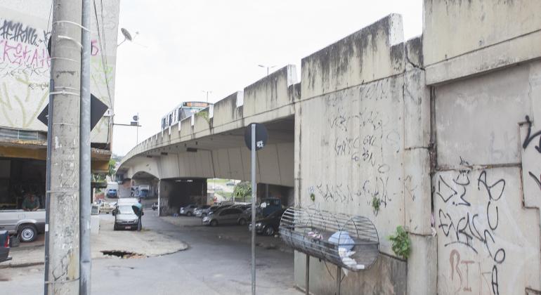 Foto: Acervo PBH Lateral de viaduto Silva Lobo com vista para a área debaixo.