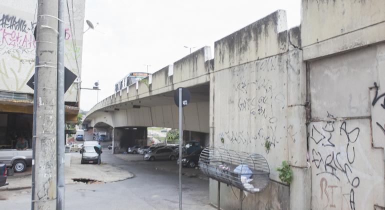 Lateral de viaduto Silva Lobo com vista para a área debaixo. 