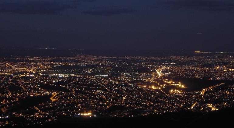 A noite em Belo Horizonte vista do Parque do Rola Moça. Muitas luzes acesas. 