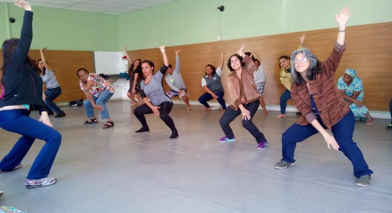 Aulas de Lian Gong no Centro Cultural Vila Marçola. Foto: Manuella Pagy Ferreira Turma de mais de nove cidadãos fazendo aula de Lian Gong