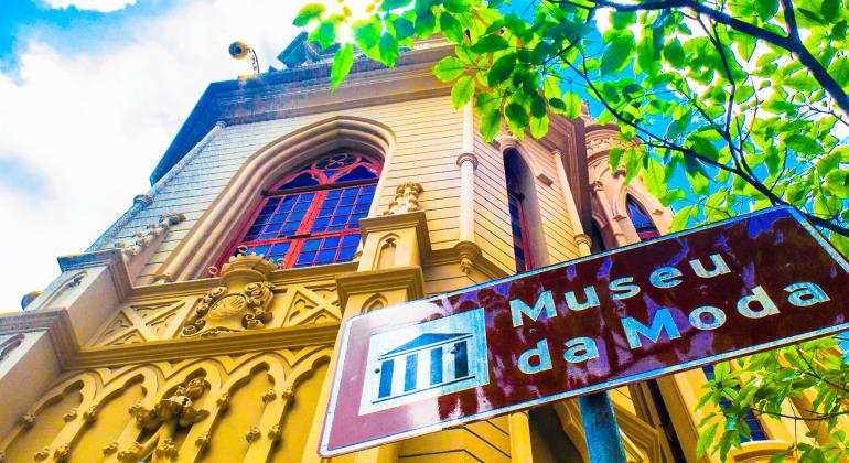Museu da Moda oferece aulas gratuitas de moda e design a todos os interessados. Foto: Ricardo Laf Fachada do Museu de Moda durante o dia.