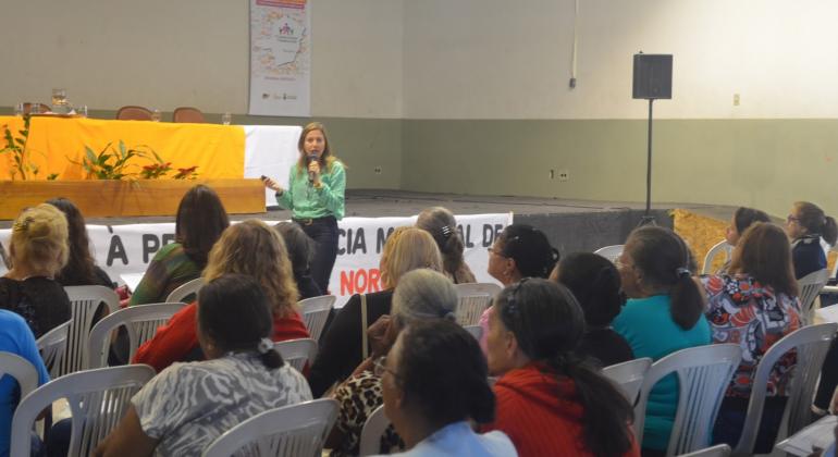 Palestrante fala durante Pré-conferência de assistência social em 2015 - 