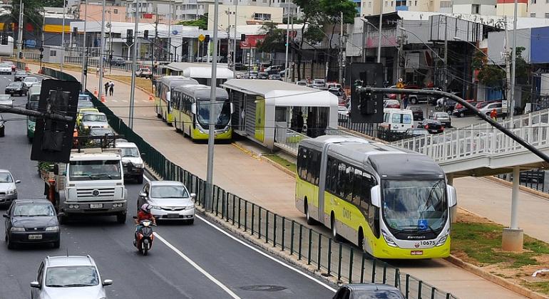 Pista exclusiva de ônibus da Avenida Cristiano Machado. Dois ônibus estão na pista.