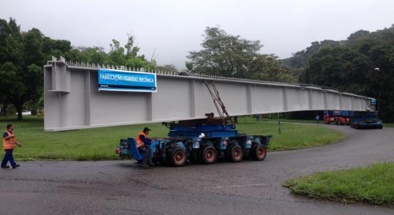 Veículo de oito rodas transporta viga de 54 metros de comprimento, que vai chegar a BH dia 2 de junho para nova alça do Viaduto da Lagoinha.