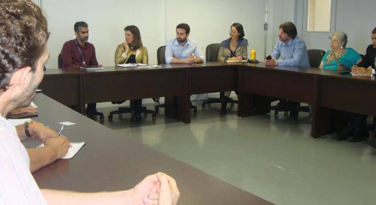 Secretários André Reis, Fernanda Neves e Bruno Passelli com representantes de entidades sindicais - Foto: Aline Pereira Secretários André Reis, Fernanda Neves e Bruno Passelli com representantes de entidades sindicais