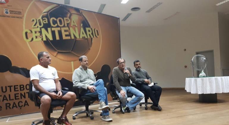 Comissão Organizadora da 20ª Copa Centenária de Futebol Amador divulgou na quarta, dia 19 de , o chaveamento oficial da competição. Foto: Smel/PBH Presidente do Sindicato de Árbitros de BH, Wesley Campos; secretário municipal adjunto de Esporte, Elberto Furtado; secretário municipal de Esporte e Lazer, Bebeto de Freitas; e membro da coordenação da Copa Centenário, Ronaldo André Bento.