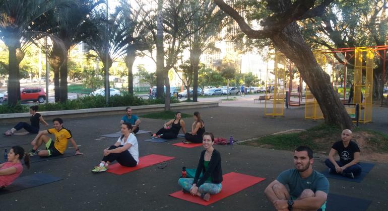 Seis cidadãos praticam ginástica de manã na Praça Carlos Chagas, conhecida como Praça da Assembleia. "A turma da ginástica" chega cedo à Praça