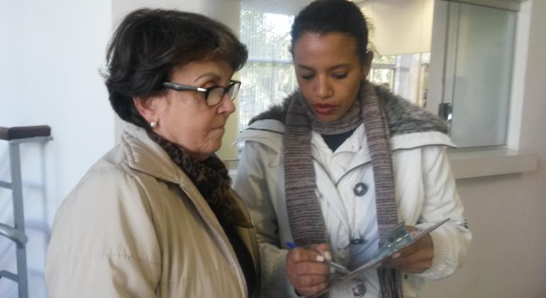 Técnica em enfermagem orienta servidora sobre práticas saudáveis. Foto: Aline Pereira/PBH Técnica em enfermagem orienta servidora sobre práticas saudáveis