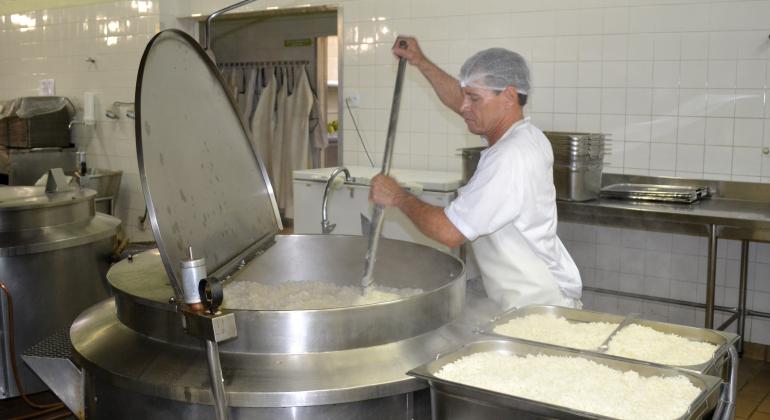 Restaurantes Populares ganham reforço durante o inverno - Foto: Denis Dias Funcionário mexe grande panela de arroz