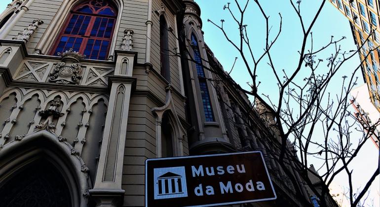 Sediado em bela edificação centenária no centro de Belo Horizonte, espaço é o primeiro museu público destinado ao tema no Brasil. Foto: Jéssica Marques/PBH Fachada do Museu da Moda.