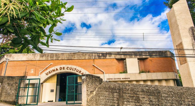 Fachada da Usina de Cultura, centro cultural da regional Nordeste durante o dia.