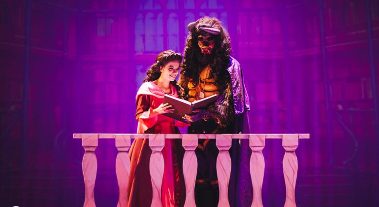 Teatro Francisco Nunes recebe o musical infantil “A Bela e a Fera”. Foto: Divulgação Atores em cena caracterizados dos clássicos protagonistas da história. Foto: Divulgação
