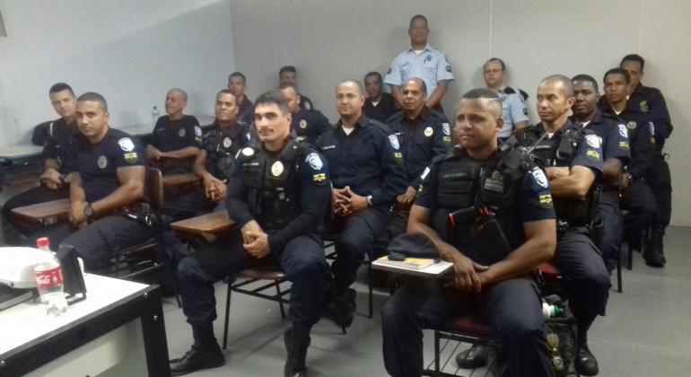 Cerca de dezessete guardas municipais em curso anual de aperfeiçoamento. 