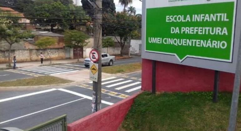 Nova travessia de pedestre é instalada próxima à Umei Cinquentenário, medida reforça segurança dos cidadãos na região Oeste da Capital. Foto: Rodrigo Aguiar Nova travessia de pedestres próxima à Umei Cinquentenário é instalada.
