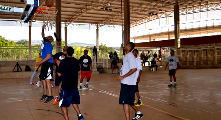 Basquete 3x3 reúne cada vez mais adeptos na região do Barreiro. Foto: Denis Dias/PBH Seis jovens jogam basquete.