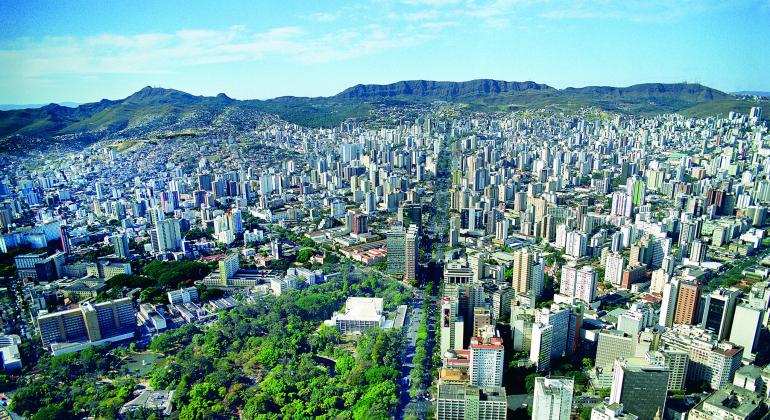 De 2 a 5 de agosto, o projeto BH Negócios participa da Feira do Empreendedor MG 2017. Foto: Acervo PBH Imagem geral do centro de BH a partir do Parque Muncipal Américo Renné Giannetti com a Avenida Afonso pena no meio. Ao fundo, a Serra do Curral.