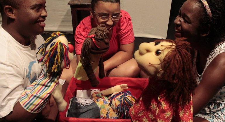 Com apoio municipal, Associação de Teatro no Barreiro desenvolve trabalho com portadores de síndrome de Down e paralisia cerebral. Foto: Divulgação/PBH Crianças brincam com marionetes.