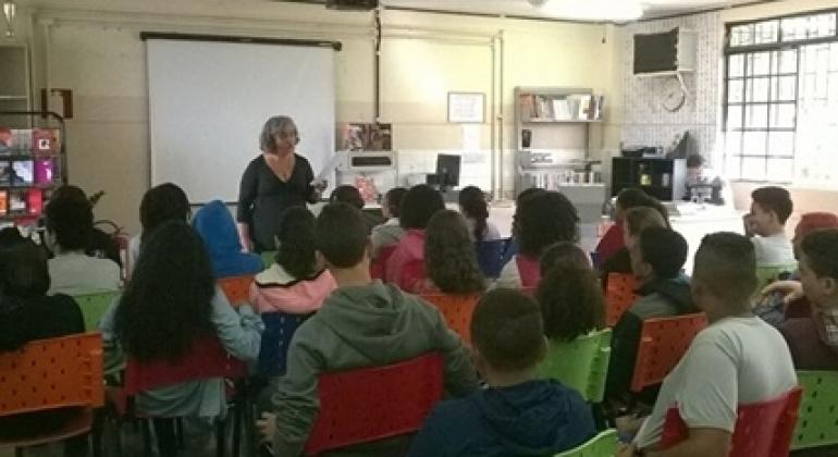 Projeto de pedagoga em escola da rede municipal estimula o debate sobre o tema e ajuda vítimas a superarem os traumas. Professora aborda tema do bullying em sala de aula.